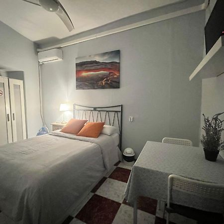 Santa Isabel Low Cost Rooms In Private House Sevilla Exteriör bild