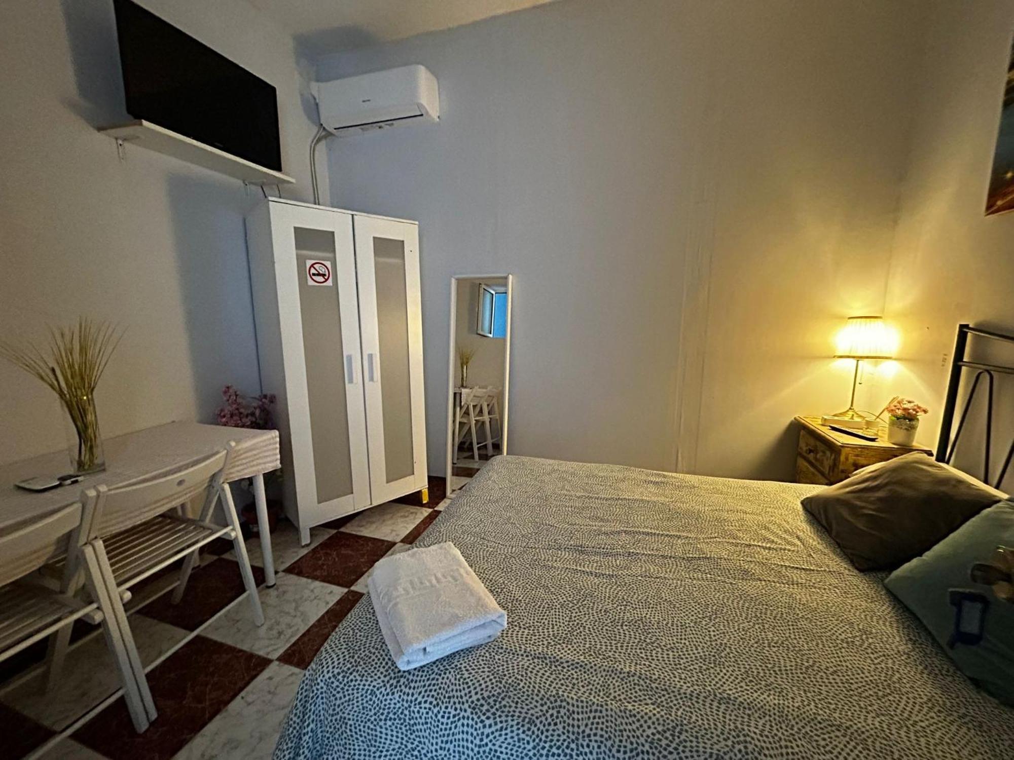Santa Isabel Low Cost Rooms In Private House Sevilla Exteriör bild