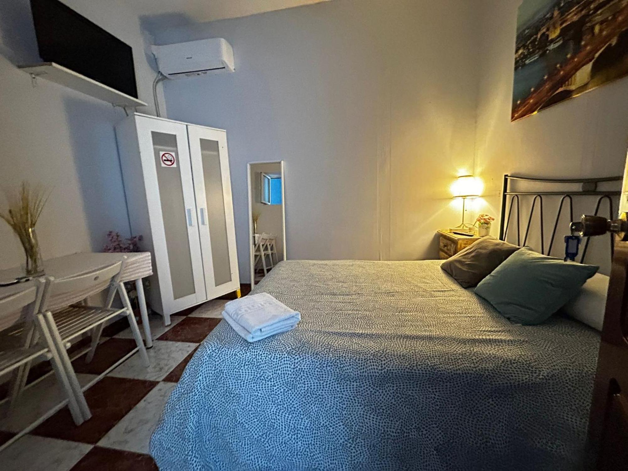 Santa Isabel Low Cost Rooms In Private House Sevilla Exteriör bild