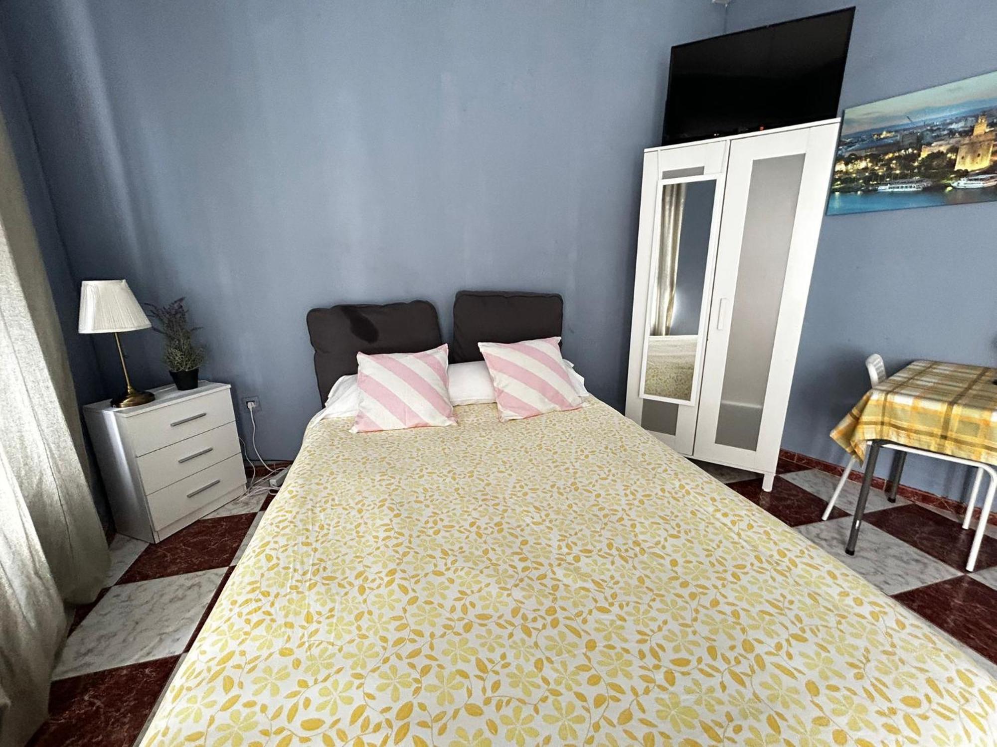 Santa Isabel Low Cost Rooms In Private House Sevilla Exteriör bild