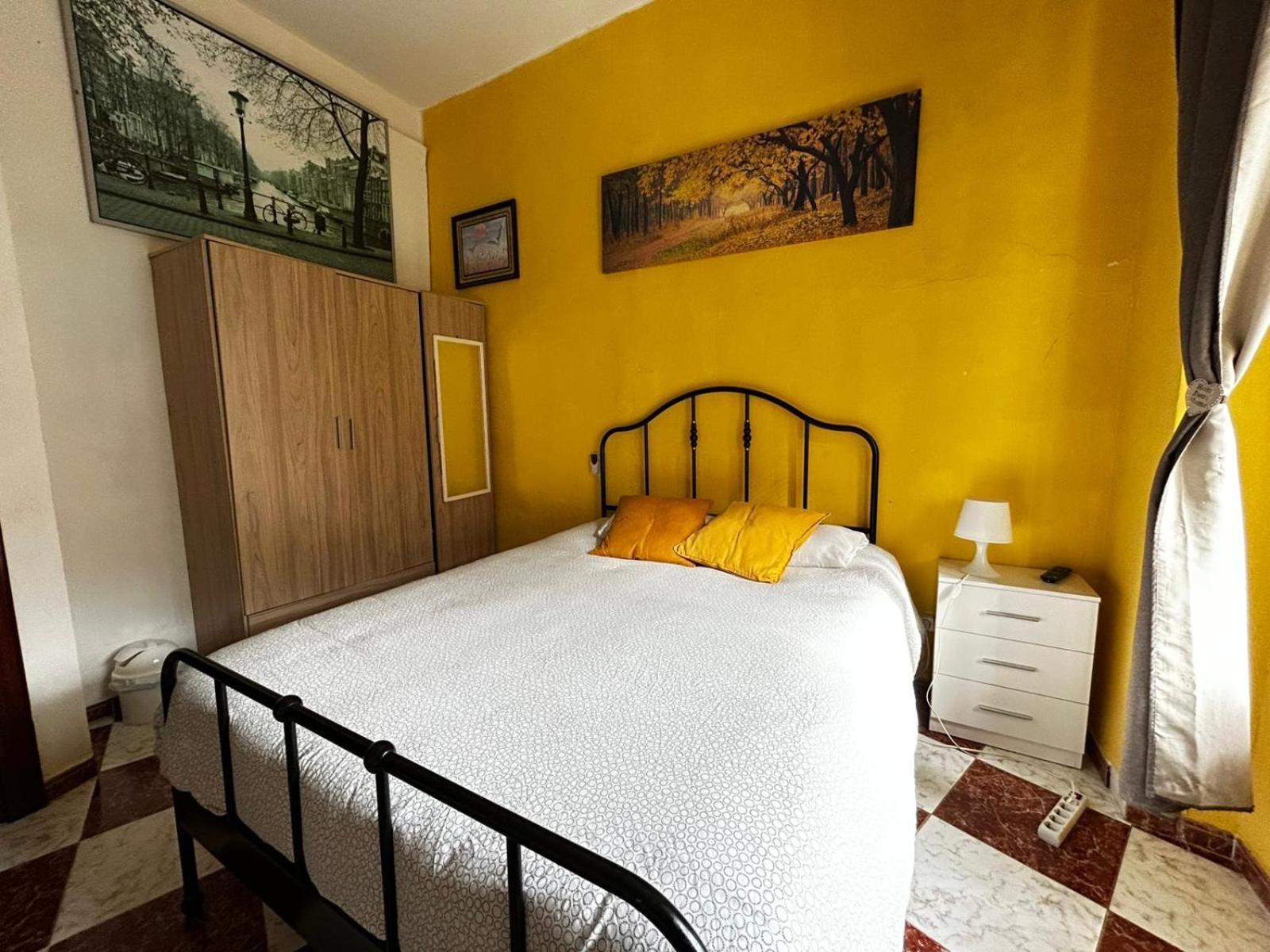Santa Isabel Low Cost Rooms In Private House Sevilla Exteriör bild
