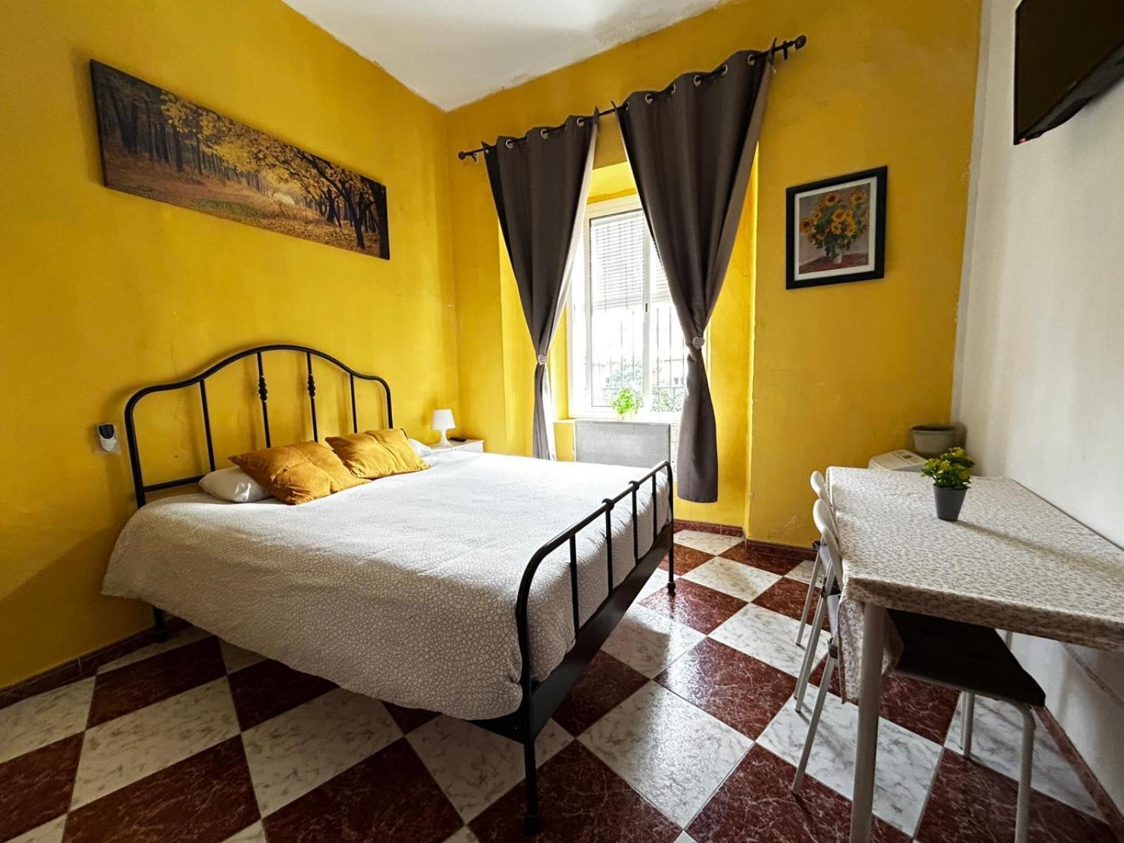 Santa Isabel Low Cost Rooms In Private House Sevilla Exteriör bild