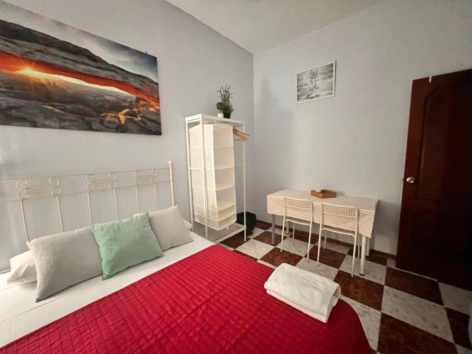 Santa Isabel Low Cost Rooms In Private House Sevilla Exteriör bild
