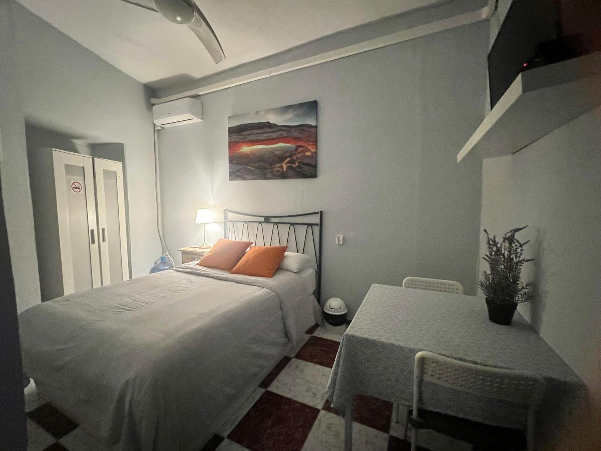 Santa Isabel Low Cost Rooms In Private House Sevilla Exteriör bild